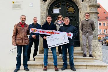 Die VfB Freunde Donau-Ries spenden 500 Euro an die Nördlinger Tafel (v.l.: Helmut Weiß, Karl Stempfle, Gregor Bitterlich, Susanne Vogl, Markus Meier und Oberbürgermeister David Wittner)