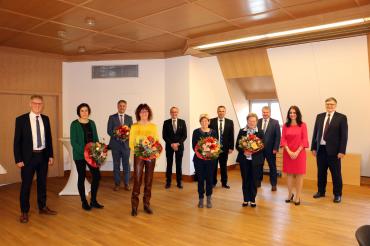 Unser Bild zeigt die Jubilarinnen und den Jubilar mit Vorständen und Vorgesetzten (von links): stv. Vorstandsvorsitzender Bernhard Ströbele, Simone Kugler, Michael Deibler, Barbara Wiedemann, Fritz Wiedemann (Leiter Finanzen), Elfriede Voglgsang, Gerhard Feil (Leiter Unternehmensservice und -entwicklung), Paulina Schönherr, Alexander Kotz (Leiter KundenDialogCenter), Ute Kotanko (Leiterin Personalmanagement), Vorstandsvorsitzender Paul Ritter