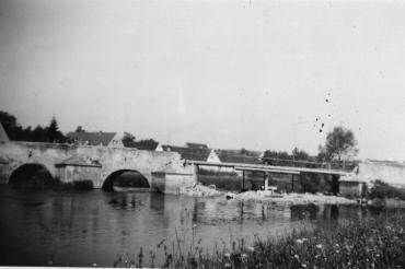 Die zerstörte Wörnitzbrücke bei Ebermergen. Sie wurde von Pionieren der US-Armee behelfsmäßig wieder in Stand gesetzt.