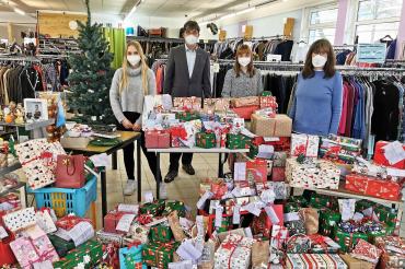 Das Bild zeigt die Spendenübergabe.