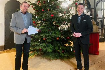 Das Bild zeigt Personalratsvorsitzender Herman Häfele (links) und Oberbürgermeister David Wittner mit den Spenden im Foyer des Rathauses.