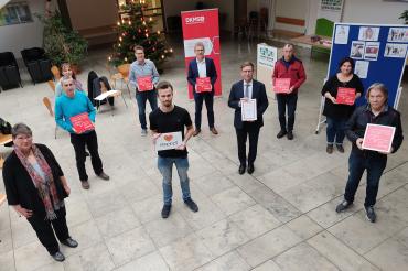 8 Donau-Rieser Schulen erhalten das DKMS-Schulsiegel. Lars Dauks ist einer von 146 Stammzellspender:innen aus den Donau-Rieser Schulaktionen, die betroffenen Patienten die Chance auf ein neues Leben schenken konnten.