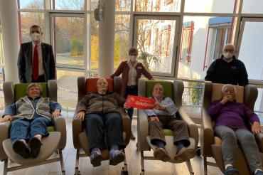 Hinten von links: Arthur Lettenbauer (Kreisgeschäftsführer), Jennifer Sax (Pflegedienstleitung), Ute Bollig (Einrichtungsleitung). Vorne von links: Frau Pickhard (Bewohnerin), Frau Kapfer (Bewohnerin), Herr Weber (Bewohner), Frau Bauer (Bewohnerin).