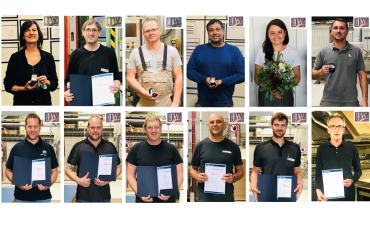 14 Dienstjubilare von Jeld-Wen mit Urkunden