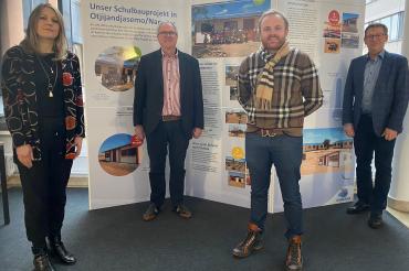 Carina Rösch (Koordinatorin für Kommunale Entwicklungspolitik), Werner Pecher, Maximilian Pecher, Landrat Stefan Rößle