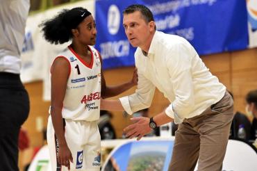 Asha Thomas mit ihrem Coach Ajtony Imreh.