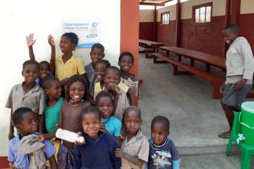 Kinder in Namibia vor neuer Schule