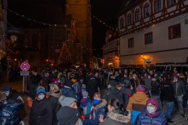 Menschenansammlung auf dem Nördlinger Marktplatz demonstriert gegen Corona-Maßnahmen