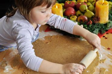 Mit gesunden Zutaten üben Kinder bei der Adventsbäckerei den richtigen Umgang mit Süßem. 