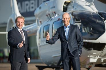 MdL Wolfgang Fackler (links) überbrachte die guten Nachrichten persönlich an Airbus-Helicopters-Chef Wolfgang Schoder