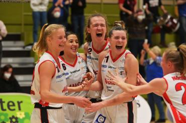 „Macht es noch einmal!“ möchte man Elina Koskimies, Anissa Pounds, Marina Dzinic, Sami Hill und Bianca Helmig bei ihrer Freude über den spannenden Sieg gegen den Favoriten aus Freiburg zurufen. Heute geht es zu einem weiteren Favoriten nach Hannover.