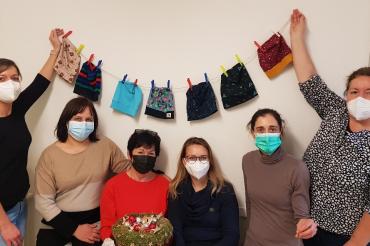 Studierende des Semesters 2020/2022 mit Arbeiten im Fach „Haus- und Textilpraxis“