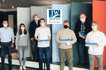 von links: Wolfgang Oswald, Lilli Seitz und Christian Hammling vom JELD-WEN Corona-Ausschuss und Patrick Huber, Patrick Jahnke, Dr. Roland Cantzler und Konstatin Schreiber vom Praxisteam Dr. Martin Pfitzner.