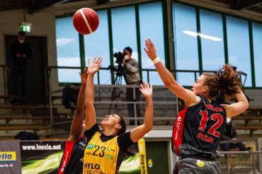 Egal wie sehr sich die Eigner Angels in Saarlouis streckten: es half nichts. 60:101 verlor man letzten Sonntag (verdeckt links Asha Thomas, in der Mitte Marta Sniezek von Saarlouis, rechts Angels-Co-Kapitänin Marina Dzinic).