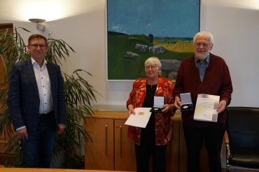 Landrat Stefan Rößle (links) zeichnete Brigitte und Jürgen Adler mit der bayerischen Staatsmedaille für Verdienste um die Umwelt aus.