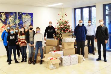  Bei der Übergabe zeigen sich Schüler der Realschule zusammen mit Verbindungslehrer Stephan Geist, Schülersprecher Franz Steppich und dem stellvertretenden Schulleiter Christian Sattich (v.l.n.r.) zufrieden mit dem Vertreter der Tafel. 
