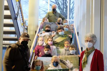 Hegeringleiter Otto Wippich und Jägervorsitzender Robert Oberfrank, sowie Jagdhündin Bonnie waren zur Kalenderübergabe an der Johannes-Bayer-Grundschule in Rain.