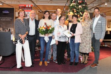 Das Bild zeigt alle geehrten Mitarbeiter von links nach rechts: Christa Karmann, Konrad Endmeier (45 Jahre), Regina Feldmeyer (10 Jahre), Martin Grabsch (20 Jahre), Franz Stöferle (10 Jahre), Brigitte Weiß (10 Jahre), Sigrun Fischer (25 Jahre), Hedwig Pfeiffer (20 Jahre), Michaela Karmann , Jürgen Karmann.