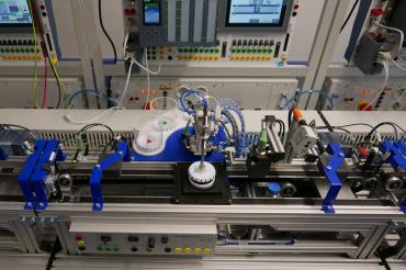 Auf dem Bild sieht man die r Produktionsanlage 4.0.