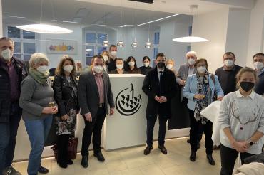 Counter der Tourist-Information Nördlingen mit David Wittner, Daniel Wizinger mit Team und Damen und Herren des Stadtrats