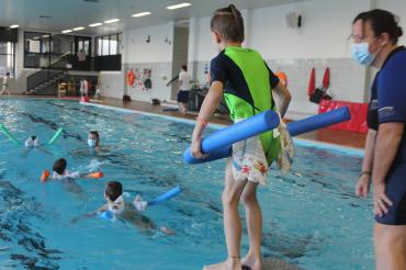 Kinder beim Schwimmkurs. 