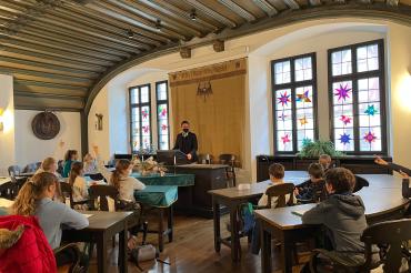 Schülerinnen und Schüler im Sitzungssaal im Nördlinger Rathaus