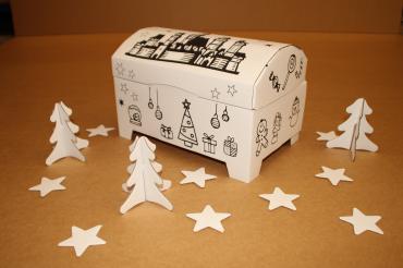 Kinder sind aufgerufen, die im Rahmen einer gemeinsamen Weihnachtsaktion mit DS Smith hergestellte Nördlingen-Schatztruhe zu gestalten. 