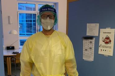 Tom Höpner als Helfer auf der Covid-19-Station. 