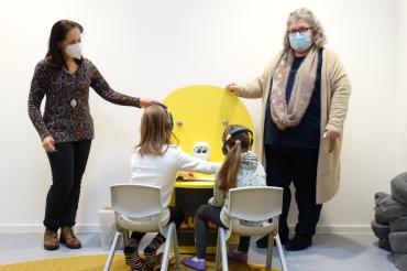 V. l. n. r. Evelyn Leippert-Kutzner und Marion Hanrieder bei der Übergabe der Luka-Leseinsel.