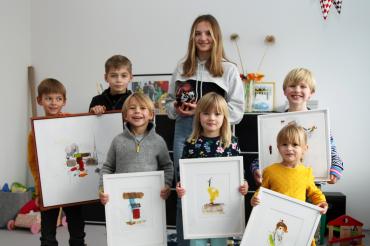 Auf dem Bild freuen sich die Lions-Kinder über die Kunstwerke und die Unterstützung für Klasse2000. 