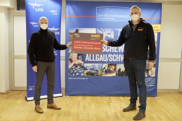 Auf dem Bild: Joachim Keil, Geschäftsführer des ASB-Regionalverbands Dillingen-Donau-Ries e.V. (rechts), und Thomas Miller, Leiter Projektierung/ Netzbetrieb bei LEW Verteilnetz, bei der offiziellen Spendenübergabe in der Geschäftsstelle in Wertingen. 
