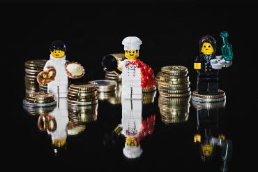 Mehr im Portemonnaie: Beschäftigte in Hotels, Gaststätten, Bäckereien und Fleischereien profitieren besonders, wenn der Mindestlohn auf 12 Euro steigt. Die Gewerkschaft NGG fordert die neue Bundesregierung dazu auf, die geplante Erhöhung möglichst rasch auf den Weg zu bringen.