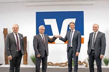 Das Bild zeigt Auf dem Foto von links: Vorstandssprecher Michael Kruck, scheidender Regionaldirektor Hubert Ost, Nachfolger Thomas Schwair sowie Vorstand Alexander Lehmann. 