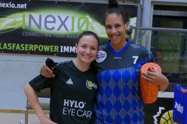 Vor dem Spiel konnte Angel Mesi Obanor(rechts)  noch mit Ex-Angel Meggy Meynadier um die Wette strahlen. Am Ende lachte nur noch die Luxemburgerin in Diensten von Inexio Royals Saarlouis.