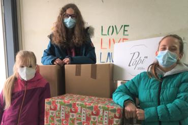 Das Foto zeigt Mitglieder der UNESCO-AG beim Packen der Weihnachtspakete.