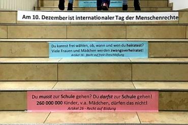 Der Treppenaufgang des Theodor-Heuss-Gymnasiums Nördlingen ist mit verschiedenen Menschenrechten bestückt.