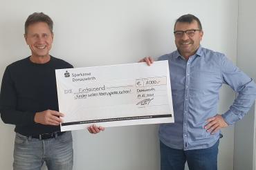 1000 Euro übergab Jürgen Feik (rechts) an Martin Oberman, den Vorsitzenden des Vereins Kinder wollen leben, spielen, lachen! e.V.  