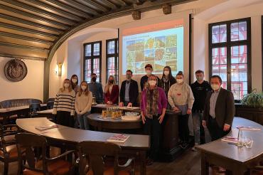 Die Studierenden der Hochschule Nürtingen-Geislingen mit Philipp Wettemann, Stadtplaner Stadt Nördlingen, Barbara Wunder, Konversionsmanagerin Landkreis Donau-Ries, Oberbürgermeister David Wittner, Dr. Sabine Müller-Herbers, Lehrbeauftragte für Planungstheorie und Ethik und Daniel Wizinger, Leiter Tourismus und Veranstaltungen Stadt Nördlingen (v.l.n.r.).