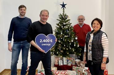 Der Kinderhilfsverein Glühwürmchen e.V. freut sich über eine finanzielle Spende und Weihnachtsgeschenke für seine Schützlinge. v.l.n.r.: Dr. Andreas Schiffelholz (Geschäftsführer Mietwagen bei CHECK24 und Leiter des Augsburger Standorts), Matthias Vogt (Head of Department Software Entwicklung Mietwagen bei CHECK24), Walter Ernst (2. Vorsitzender des Glühwürmchen e.V.) und Rosmarie Schweyer (1. Vorsitzende des Glühwürmchen e.V.) Foto: CHECK24
