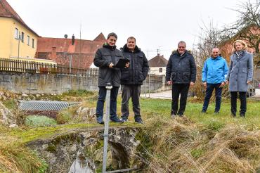 Begutachten des neuen Wasserstand-Sensor in der Ortsmitte