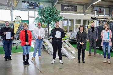 Robin Mai (Mitte) gehört zu den besten Auszubildenden Deutschlands. Über seinen Erfolg freuen sich (v.l.n.r.) sein Ausbilder Luz Unger, Geschäftsführerin Rosa Unsinn, Geschäftsführer Gunnar Bregler, IHK-Regionalgeschäftsführerin Bettina Kräußlich, Personalleiter Herbert Aggensteiner und Ausbildungsleiterin Juliane Kwoczalla. 