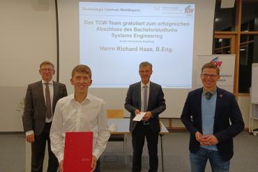 Gratulation zum erfolgreichen Hochschulabschluss: LR S. Rößle, R. Haas, J. Wolf (beide TCW) und OB D. Wittner