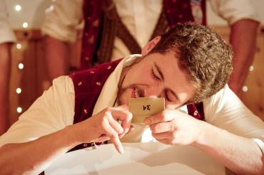 Fünf Gramm Schnupftabak muss man im Wettkampf in einer Minute in die Nase befördern – schwerer, als man denkt!