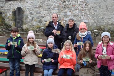 Die Rektorin der Schule, Sibylle Lutzkat konnte zusammen mit einigen Kindern aus den 14 Klassen, an den Vorsitzenden des Fördervereins, Josef Baur stolze 850 Euro übergeben.