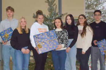 Die Auszubildenden von Telemeter Electronic aus Donauwörth mit Paketen.