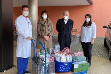  Über die Körbe voller Weihnachtsgeschenke freuten sich Prof. Dr. Bernhard Kuch (links) und Schwester Lisa Seitz (rechts). Gudrun und Günter Kauffmann hatten die Präsente liebevoll zusammengestellt. 