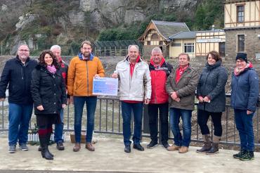 Spendenübergabe Red Wood Cats in Altenahr, von links: Frank Valtwies, Eva Flügge, Karl Haindl, Markus Noack, Erhard Witt, Dieter Luderschmid, Karl Xalter, Cornelia Beck, Claudia Müller.