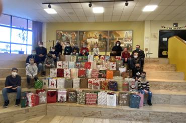 V.l.n.r.: Joachim Düsing, Martina Würth, Sabine Müller und Branko Schäpers mit den Schülern der sechsten Klassen. 