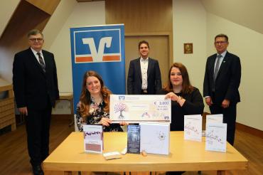 Vlnr: Bankdirektor Paul Ritter von den Genossenschaftsbanken im Landkreis, Anna-Maria Böswald und Nicole Gödel von den Sterneneltern Schwaben, Regionaldirektor Werner Schartel vom Genossenschaftsverband und Landrat Stefan Rößle bei der Übergabe von 3000 Euro an den Verein 