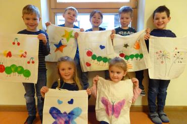 Auf dem Bild sind Kinder aus dem Kindergarten in Kaisheim zu sehen. In der Hand haben sie ihre selbst bemalte Tasche.